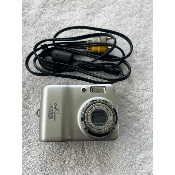 Nikon CoolPix L4 4MP Compact Digital Camera Silver- Preowned - Picture 1 of 5